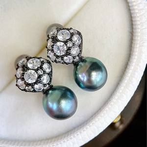 Boucles d'oreilles en cristal d'eau douce naturelles neuves en gros avec perles dorées de 13-14 mm, accessoires argentés à forte luminosité, boîte cadeau incluse - Product Image 1