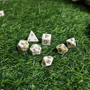 Jeu de dés polyédriques authentiques en os de buffle, accessoires de jeu et de table artisanaux à prix avantageux - Product Image 5