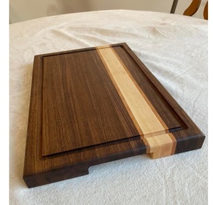 Planche à découper en bois de noyer finitionnée avec une poignée en acier inoxydable, planche à découper et à trancher de White Royals en gros - Product Image 5
