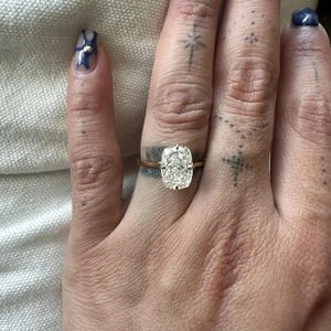 แหวนเพชรทรงคุชชั่น 1.80 กะรัต ทองคำขาว 14K ดีไซน์โมเดิร์นแบบเข็มทิศ แหวนเพชรเม็ดเดี่ยว ของขวัญสำหรับผู้หญิง เครื่องประดับ - Product Image 2