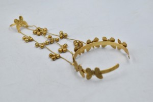 Bracelet de main papillon en laiton plaqué or Hathphool, bijou de poignet perlé floral pour femme, idéal pour les soirées - Product Image 2