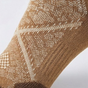 Chaussettes courtes pour hommes à motif géométrique, tricotées en coton et fibre de bambou, respirantes, pour usage quotidien en automne, style classique - Product Image 5