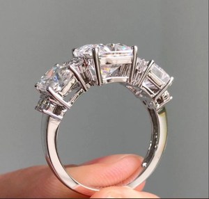 Bague unique en argent sterling 925 avec 3 pierres de moissanite taille radiant pavée 2+1 CT, cadeau de promesse pour anniversaire et fêtes - Product Image 5