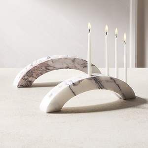 Menorá de Resina en Forma de Arco para Hanukkah, Elegante Candelabro Judío con Diseño Único para Decoración Navideña - Product Image 1