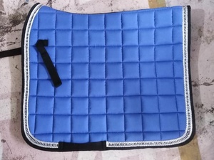 Almohadilla de Silla de Montar Azul Multiusos con Relleno de Poliéster, Correa de Sujeción, Almohadilla Ecuestre Personalizada Sublimada para Montar a Caballo, Equipo al por Mayor - Product Image 1