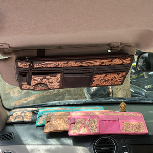 Organizador de Visera para Auto de Cuero Floral Grabado a Mano Estilo Vintage 2026, con Múltiples Ranuras para Tarjetas y Portadocumentos, Accesorios Automotrices - Product Image 4