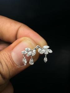 Pendiente de cartílago de oro de 14K con diseño de guirnalda de diamantes, delicado, con forma de rama de hoja, para piercing helix, joyería floral para piercing de cartílago. - Product Image 1