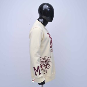 เสื้อสเวตเชิ้ตปักลาย Morehouse College คอกลม ทรงปกติสำหรับผู้ชาย ขายส่ง ผ้าฟลีซลำลอง สีแดงเลือดหมู ลายเสือ - Product Image 4