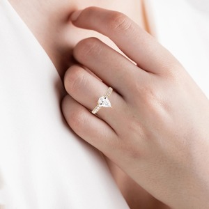 Anillo de compromiso de oro amarillo de 14 quilates con diamante talla pera de 3.5 quilates y halo oculto para mujer - Product Image 5