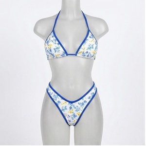 Ensemble de bikini à imprimé floral pour femmes, haut à col licou, bas string, maillot de bain extensible à bordure bleue - Product Image 1
