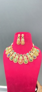 Conjunto de collar tradicional indio multicolor de calidad premium, diseño único y hermoso, perfecto para bodas y ocasiones festivas. - Product Image 1