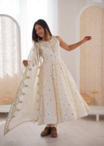 Vestido Anarkali de seda romana con bordado de diseñador y lentejuelas, con falda y dupatta, completamente cosido, listo para usar. - Product Image 6
