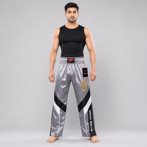Pantalon de kick-boxing confortable, conçu avec un tissu doux, des coutures renforcées et une performance athlétique fiable. - Product Image 1