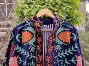 Veste florale brodée à la main pour femme, col mandarin, manches longues, coton et fibre de bambou, tenue décontractée d'automne, cadeau pour elle - Product Image 2