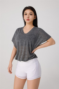 เสื้อครอปคอวีสีเทาสำหรับผู้หญิง ทรงหลวม ผ้าสแปนเด็กซ์ผสมคอตตอน ระบายอากาศได้ดี แขนสั้น ชุดโยคะ กางเกงขาสั้นเอวสูงสีขาว - Product Image 3