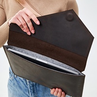 Vente en gros de housses d'ordinateur portables personnalisées avec logo, toutes tailles, grande capacité, légères, extra fines, en cuir véritable, pour tous types d'ordinateurs portables