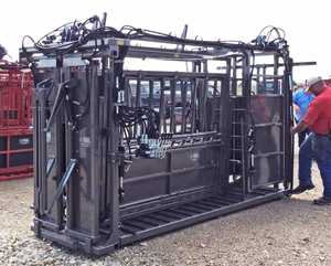 Chute de soin hydraulique pour bétail Titan West, nouvelle version robuste en aluminium - Product Image 3