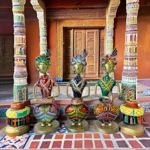 Juego de Figuras Metálicas de Músicos Tradicionales de Rajastán (Juego de 3) con Diseño Art Deco Móvil para Celebraciones de Bodas y Pascua - Product Image 1