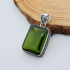 Pendentif rectangulaire en pierre précieuse vert péridot – Pendentif en argent plaqué - Product Image 4