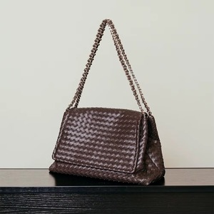 Bolso de Hombro de Cuero Genuino Tejido Vintage Premium para Mujer, Elegante Bolso de Mano Artesanal con Solapa y Correa de Cadena Plateada - Product Image 1