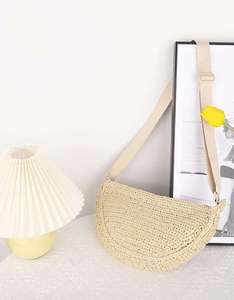 Domina tus días activos con este dinámico bolso de hilo natural con forma de media luna y correa ancha ajustable hoy mismo. - Product Image 5