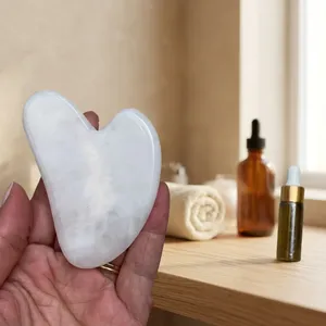 Outil Gua Sha en porcelaine blanche de qualité supérieure, plaque de massage pour le visage et le cuir chevelu, accessoire de beauté et de bien-être en céramique lisse - Product Image 4