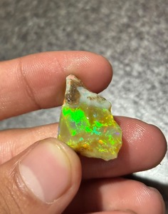 Pierre d'opale naturelle en vrac Mehrajuddin Gems, 10,45 carats, forme irrégulière, polie, effet de jeu de couleurs et d'étincelles, évaluée par un tiers - Product Image 1