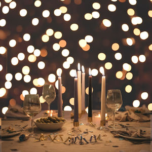 Vela Cónica Elegante de Cera de Soja - Diseño Largo y Delgado con Base Ancha y Punta Fina para Bodas, Fiestas de Navidad, Sin Humo, Hecha a Mano - Product Image 3