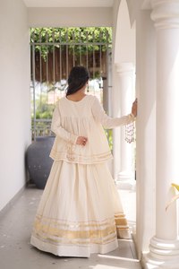 Salwar Kameez Tradicional de Algodón Crema para Mujer con Bordado Dorado, Corte Holgado y Largo hasta el Suelo, Ideal para Bodas y Diwali - Product Image 1