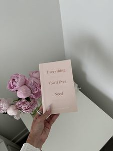 หนังสือปกอ่อนเรื่อง "Everything You Can You.ii" โดยชาร์ลอตต์ ฟรีแมน หนังสือสำหรับผู้ใหญ่ แนวสร้างแรงบันดาลใจและการฝึกสติ - Product Image 1