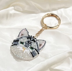 Llaveros de diamantes de imitación vintage hechos a mano con letras del alfabeto multicolor y dijes de pulsera con inicial, color blanco dorado, para fiesta - Product Image 5