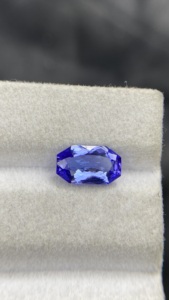 Pierre précieuse naturelle certifiée Tanzanite de forme fantaisie, avec une couleur et un éclat excellents, Zoisite naturelle, 1,97 carat, pierre précieuse en vrac - Product Image 3