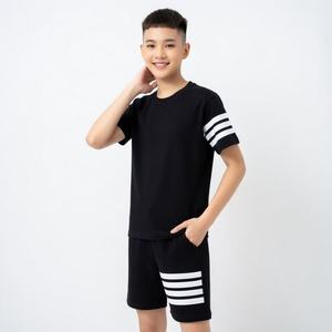 ชุดเซ็ต 2 ชิ้น เสื้อยืดคอกลมแขนสั้นผ้าฝ้าย 100% ลายทางสีดำพิมพ์ลายสกรีน พร้อมกางเกงขาสั้น สไตล์สปอร์ตสำหรับฤดูร้อนสำหรับผู้ชาย - Product Image 4