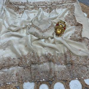 Sari de Soirée en Soie Pure Effet Velours avec Perles Dorées Originales et Broderies Délicates Cutdana - Product Image 5