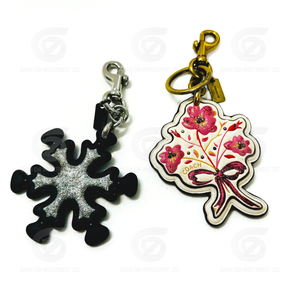 Étiquette porte-clés 3D en silicone personnalisée Quan Chi, patch élégant à coudre pour chapeaux, vestes, sacs et accessoires avec logo en caoutchouc - Product Image 1