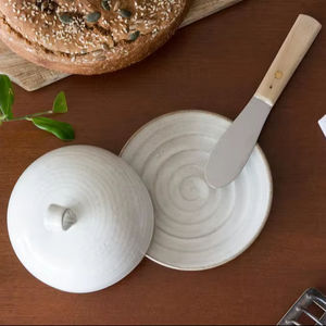 Recipiente para Mantequilla Artesanal en Forma de Domo con Tapa y Asa, Plato Ancho para Servir, Acabado Liso y Elegante, Recipiente para Guardar Mantequilla en la Cocina - Product Image 3