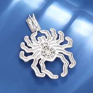 Pendentif Araignée en Moissanite – Pièce Maîtresse Entièrement Sertie – Pendentif Toile d'Araignée de Luxe – Pierres Serties à la Main en Argent Sterling 925 - Product Image 4