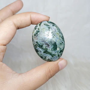 Venta al por mayor de alta calidad Natural Indonesia verde Moos ágata Palma piedra piedras preciosas artesanías curación cristal 45x35x15mm 30 pcs/kg - Product Image 4