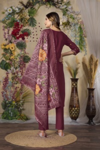 Elegante conjunto de Kurti, pantalón y dupatta de corte recto. Graciosa y moderna, eternamente clásica. - Product Image 2