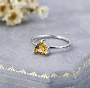 แหวนซิทรินสีเหลืองแท้ในตัวเรือนเงินแท้ 925 พร้อมแหวนซ้อนทรงทริลเลียนคัทจากอัญมณีธรรมชาติ - Product Image 5