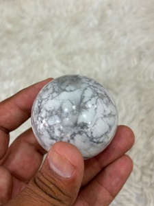 Sphère de cristal d'howlite de couleur blanc crème, avec veinage anthracite, forme ronde et lisse, finition raffinée et distinctive. - Product Image 2