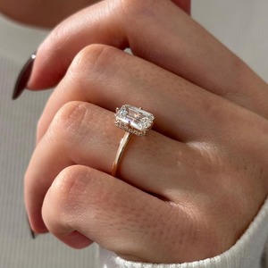 Bague de fiançailles unique en or 14k/18k avec diamant de laboratoire taille émeraude de 2,5 carats, sertie d'une bague de fiançailles en forme de boussole et d'un halo caché, certifiée IGI - Product Image 5