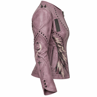 Blouson Biker Femme en Cuir Véritable Rose Poudré avec Imprimé Ange Plumeux Personnalisé, Coutures Courbes et Clous – Fabricant