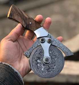 มีดตัดพิซซ่าเกรดอุตสาหกรรมพรีเมียม OEM แบบเลื่อนได้ ด้ามไม้ ทำมือ รูปทรงขวานไวกิ้ง ตัดพิซซ่าได้คมกริบ ผลิตด้วยมือ - Product Image 3