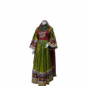 ชุดราตรีผ้าไหมสีเขียวมะกอกสุดหรู โดดเด่นด้วยเสื้อท่อนบนสีแดงเลือดหมูที่ตัดกับงานปักกระจกสีขาวอย่างประณีต - Product Image 4