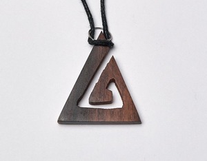 Collier pendentif triangle en bois avec découpe géométrique, finition brun foncé, bijoux en bois faits à la main - Product Image 4