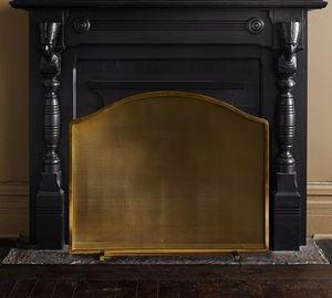 Écran de cheminée en métal au design arqué Heritage avec grille anti-étincelles robuste, protection de foyer autoportante, finition laiton antique - Product Image 3