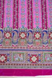 Tissu en crêpe tricoté imprimé Rose Vibrant Héritage avec bordure à motif détaillé bleu roi et vert, pour la confection de vêtements de boutique - Product Image 2