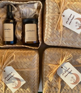 Caja de Regalo Cuadrada de Bambú Tejido a Precio Económico con Orquídea Blanca y Etiqueta para Boda - Product Image 5