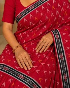 Impresionante Saree de Algodón y Seda Tejido a Mano con Patrón Ikat Sambalpuri, Borde Negro, Tradicional Indio, para Fiestas y Bodas, Sin Arrugas - Product Image 3